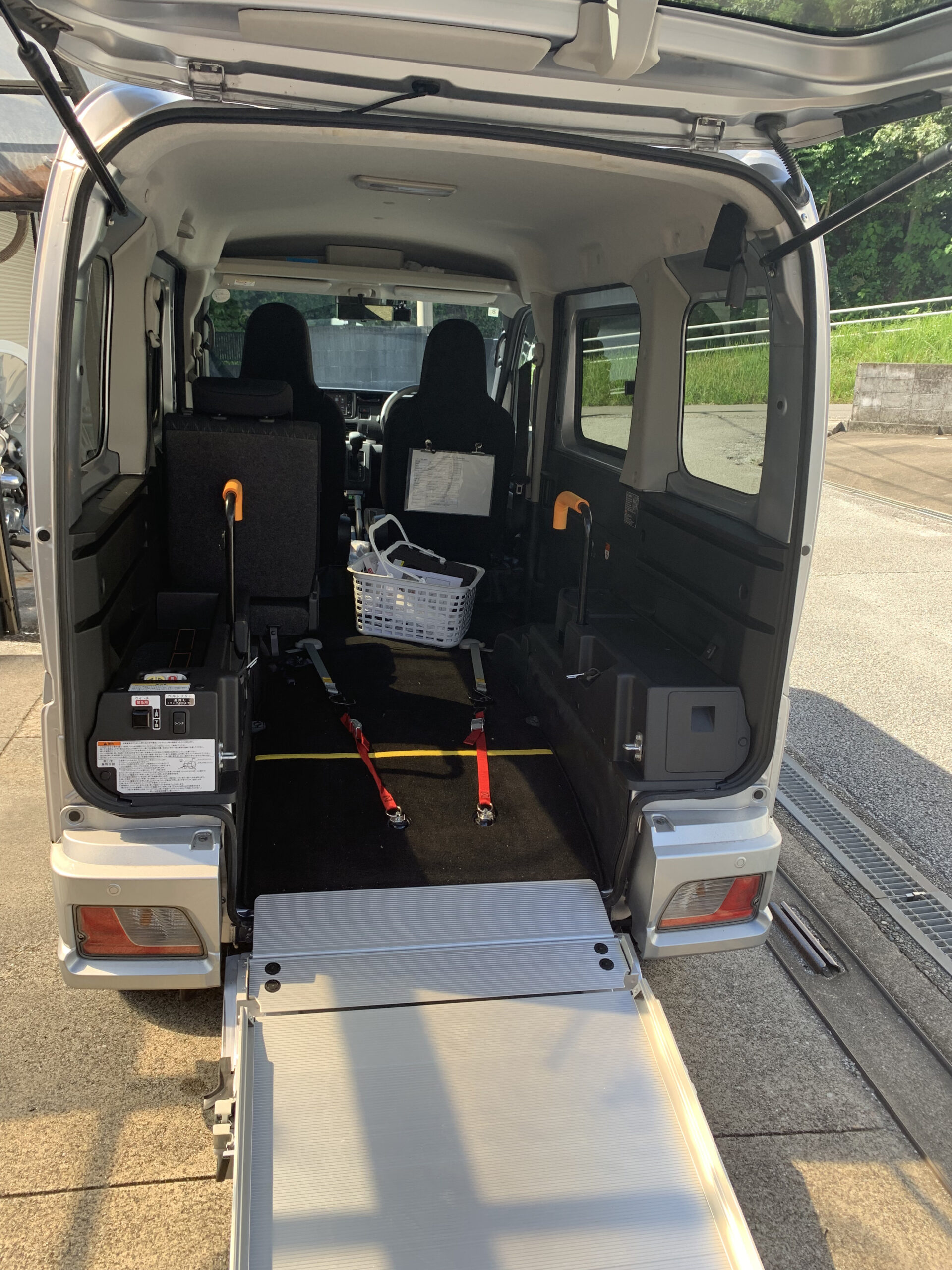 車いす用スロープと車内